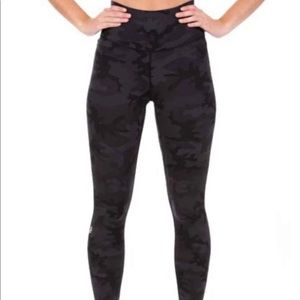 ISO Ptula stealth leggings size M